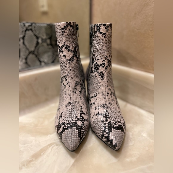 NEW AQUA Womens Beige Snake Print Padded Marlo Pointed Toe Block Heel Boot sz 7 - Picture 3 of 9